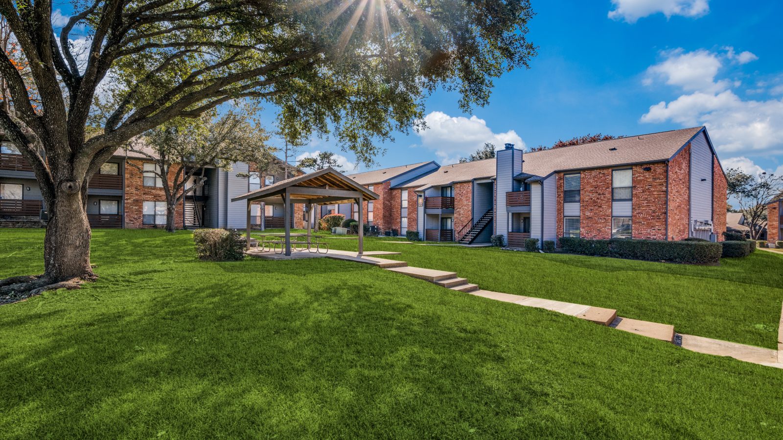 the courtyard at The Falltree Apartments