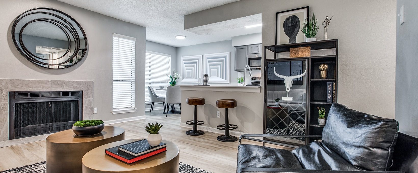 the living room has a fireplace and a large mirror at The  Laney