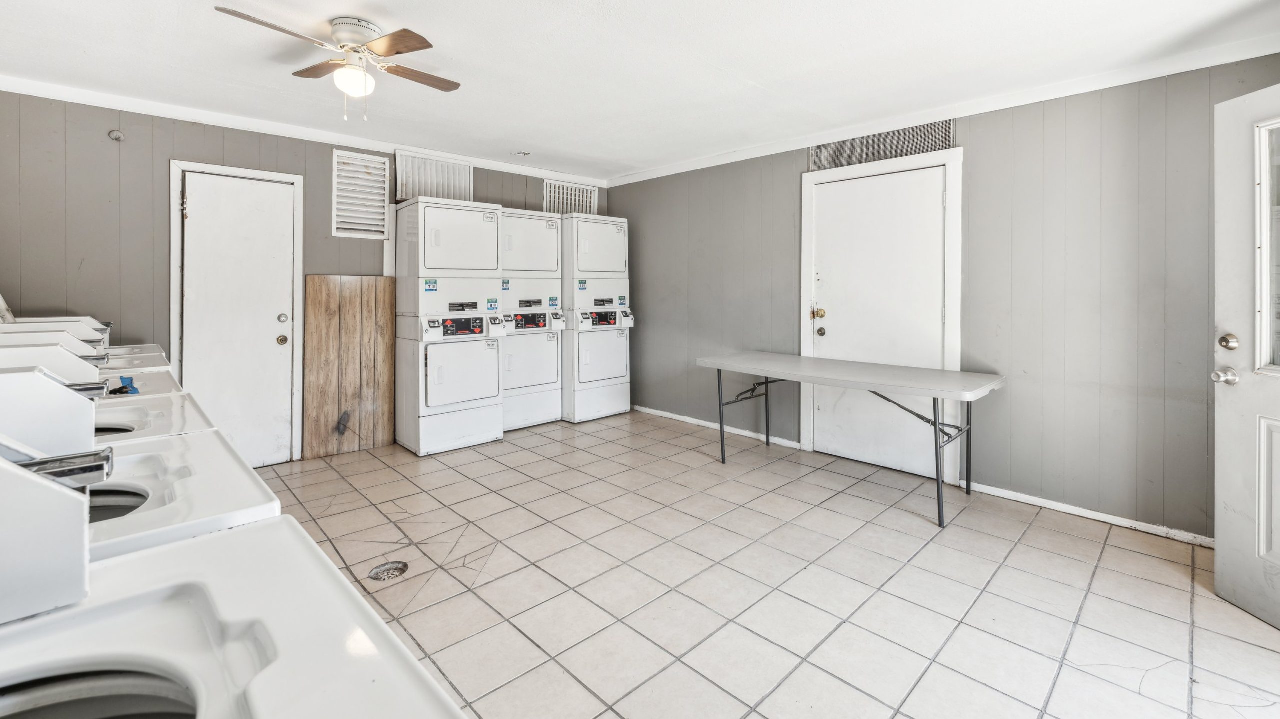 a laundry room with a washer and dryer at The Crestwood Terrace