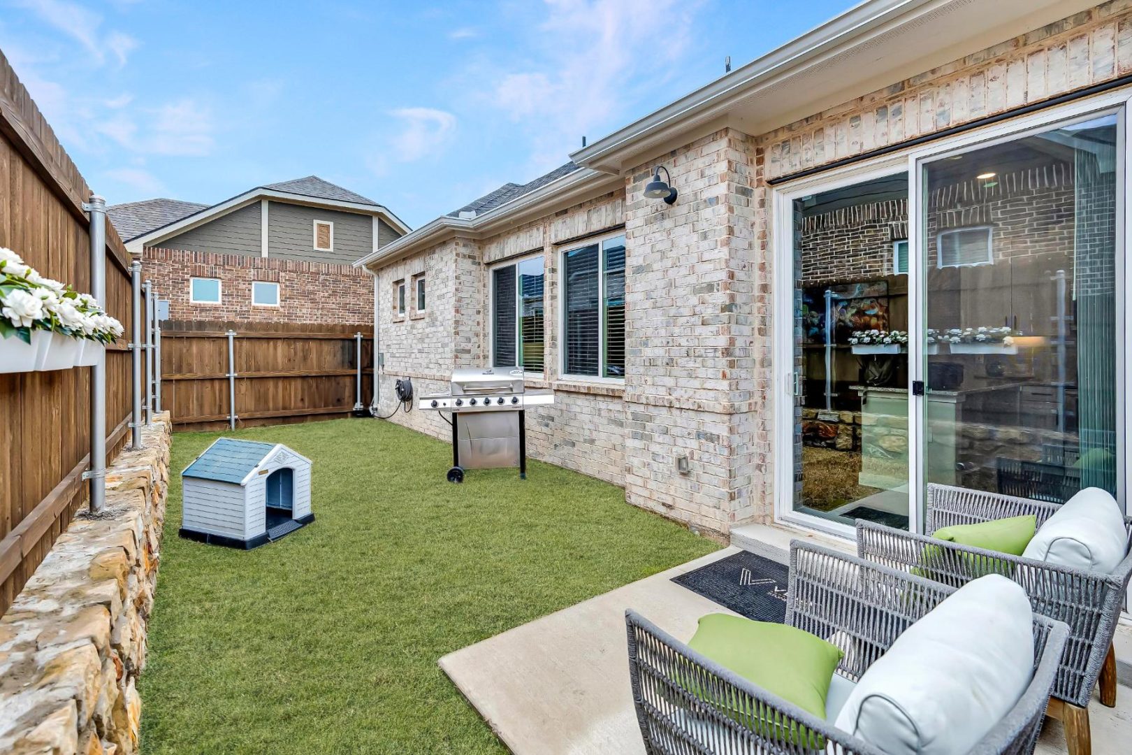 a backyard with a dog house and patio furniture at The VLux Stoneridge
