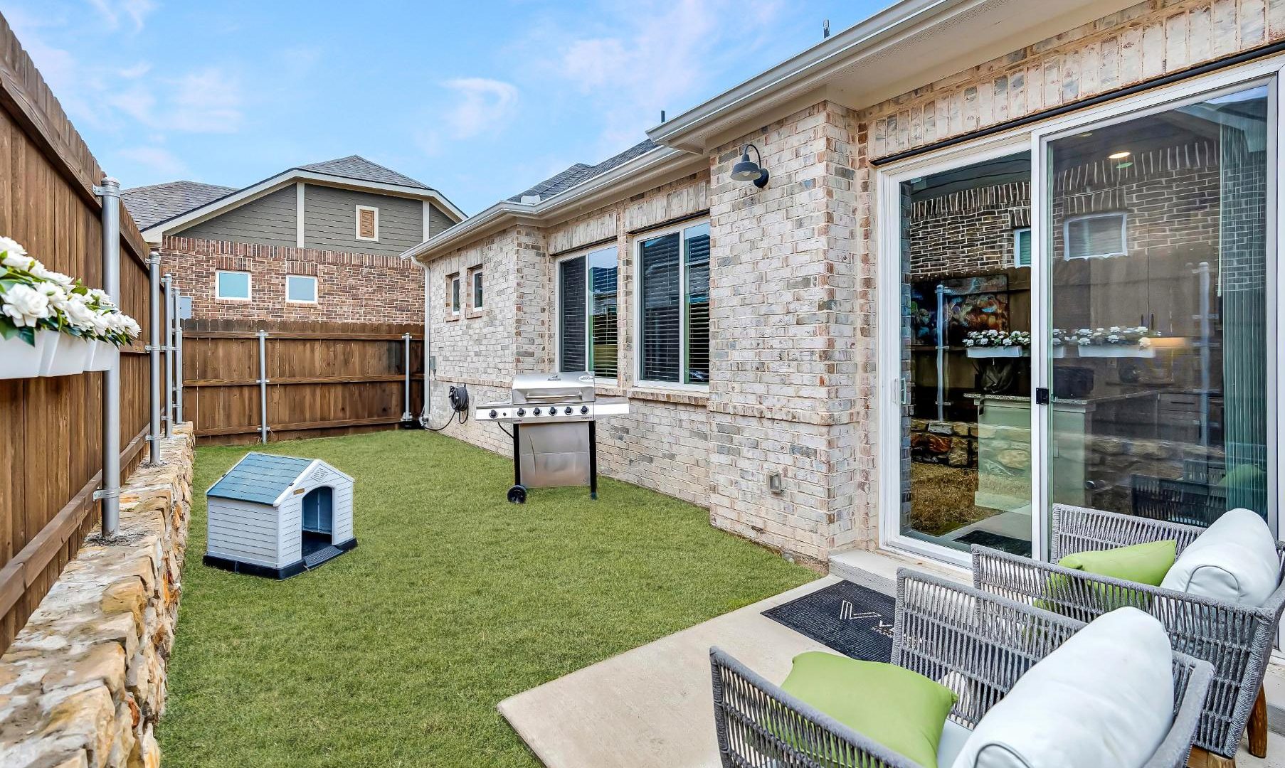a backyard with a dog house and patio furniture at The VLux Stoneridge