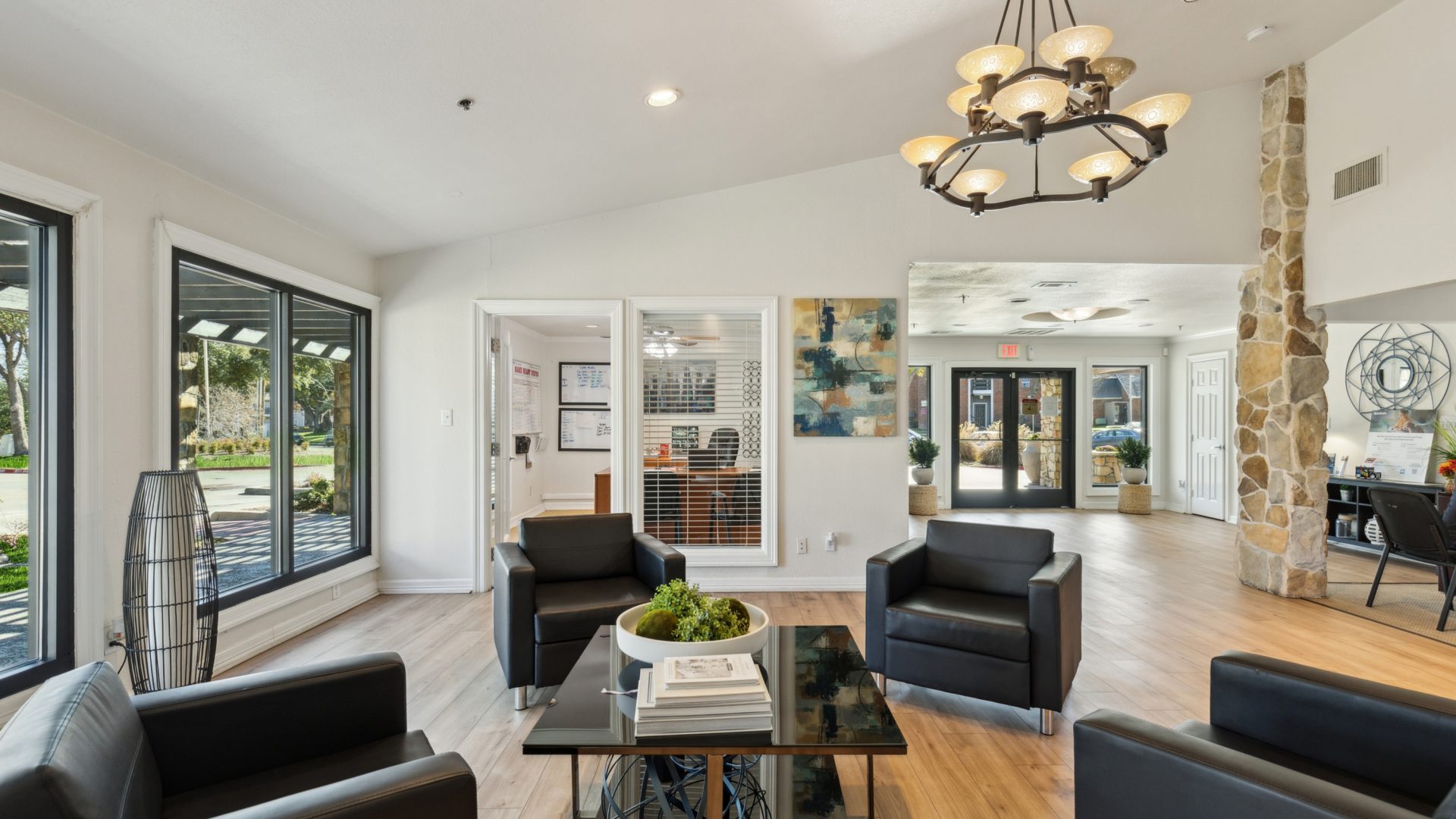 the living room has hardwood floors and large windows at The  Monte