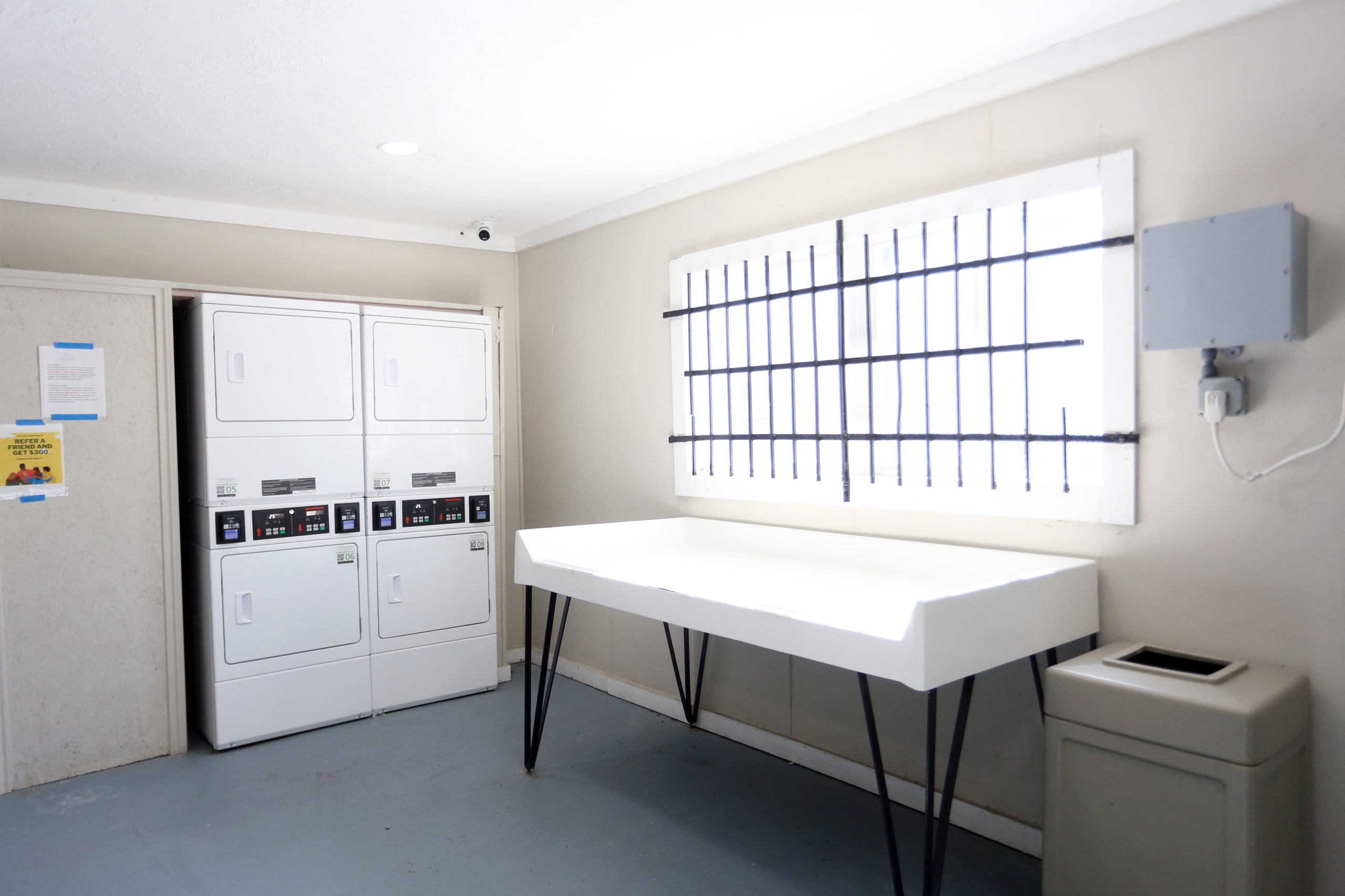 a laundry room with a washer and dryer at The Vista Villa Apartments