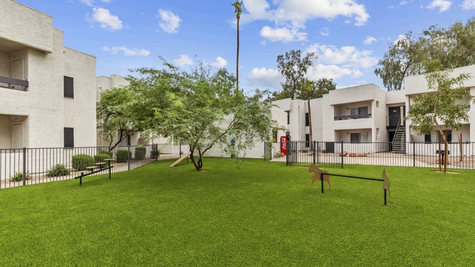 the courtyard at The Tides on 27th