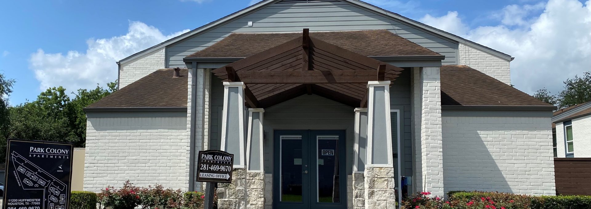 the entrance to a building with a sign that says, welcome to the community at The Park Colony Apartments