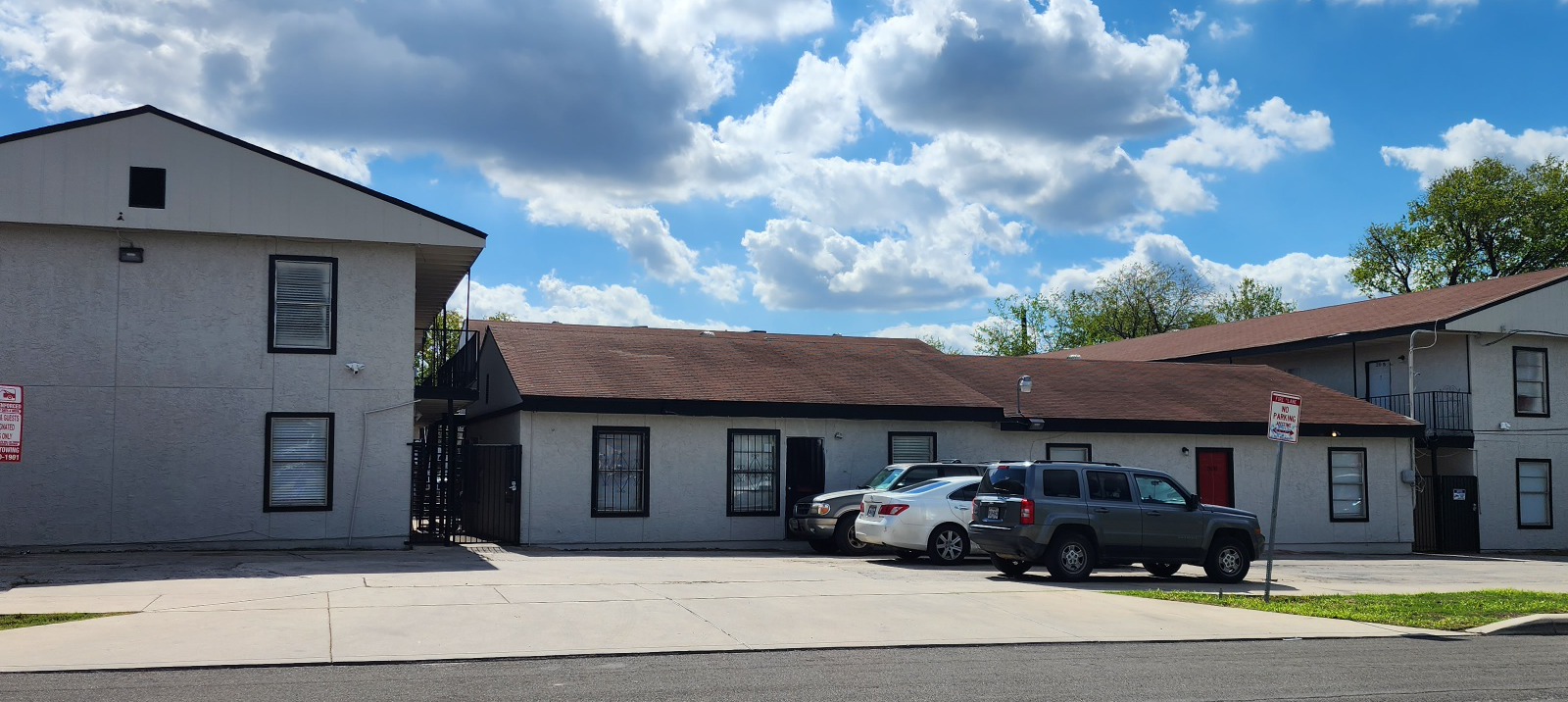 a motel with cars parked in front of it at The Delmar Place Apartment