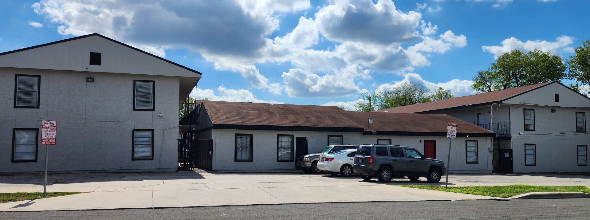 a motel with cars parked in front of it at The Delmar Place Apartment