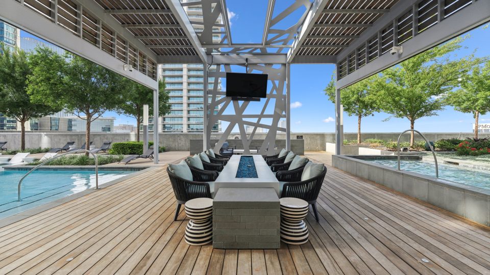the outdoor dining area features a large table and chairs at The LVL 29