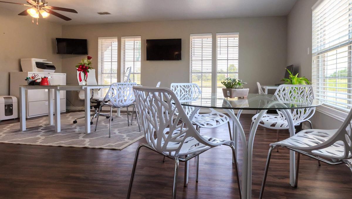 Resident business center and clubhouse at 1000 Mary Apartment Homes