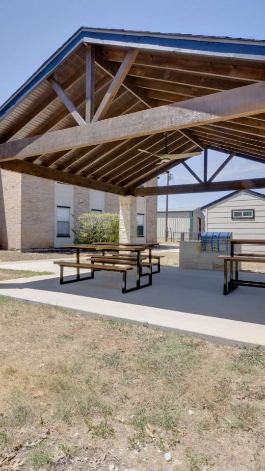 the picnic area at The Blanco Oaks Apartments
