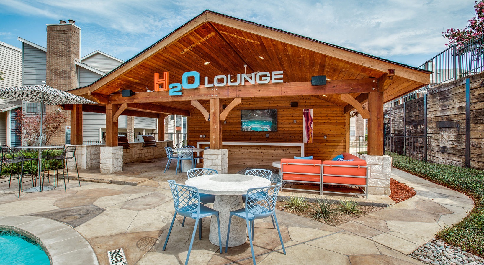 the outdoor patio at The Hudson