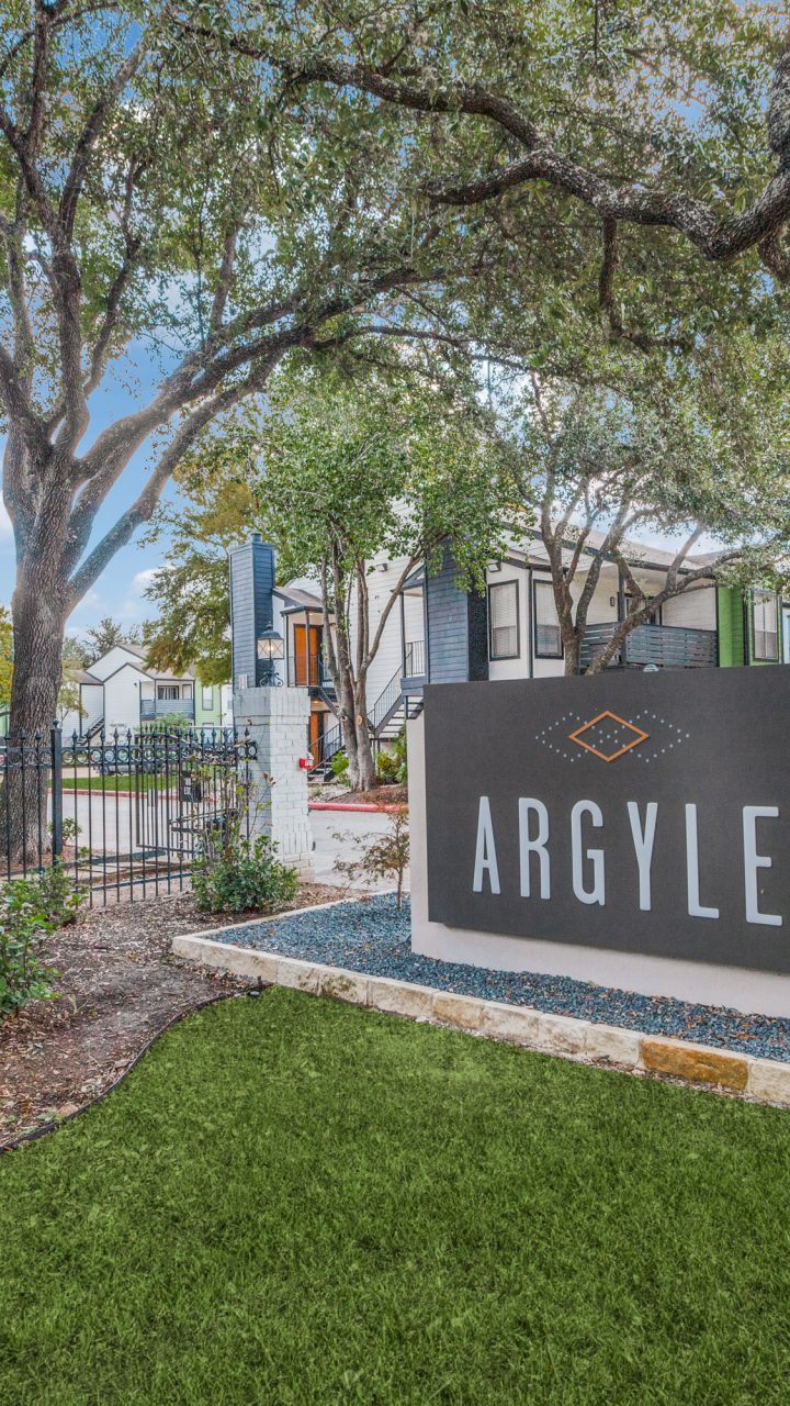 the sign for angle apartments in austin, texas at The  Argyle